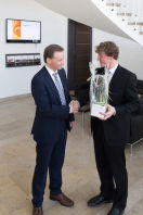Heidrive-Geschäftsführer Helmut Pirthauer nimmt die Glückwünsche von Umweltgutachter Thorsten Grantner entgegen.