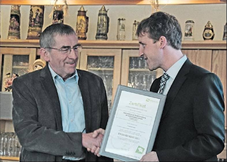 Thorsten Grantner (OmniCert Umweltgutachter GmbH) überreichte Franz Stephan die Urkunde für erfolgreiche Zertifizierung.