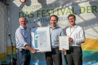 EMAS Urkundenuebergabe an Jochen Flasbarth von IHK Berlin_Umweltgutachter Thorsten Grantner