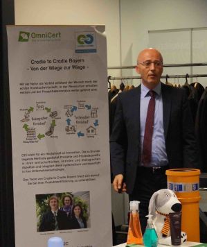Norbert Daschner von REHAU präsentiert das mit OmniCert Umweltgutachter cradle to cradle zertifizierte Rohrsystem AWADUKT. 