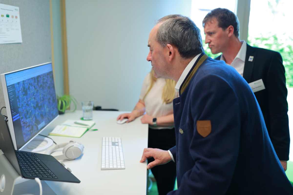 Hubert Aiwanger informiert sich über die voll-digitalisierte Arbeitsweise der OmniCert.