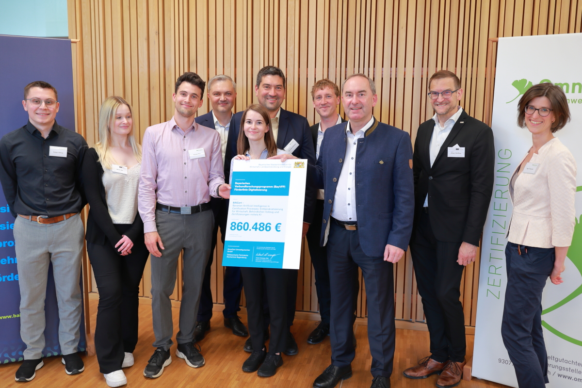 Das BAICert-Projektteam und Wirtschaftsminister Hubert Aiwanger.