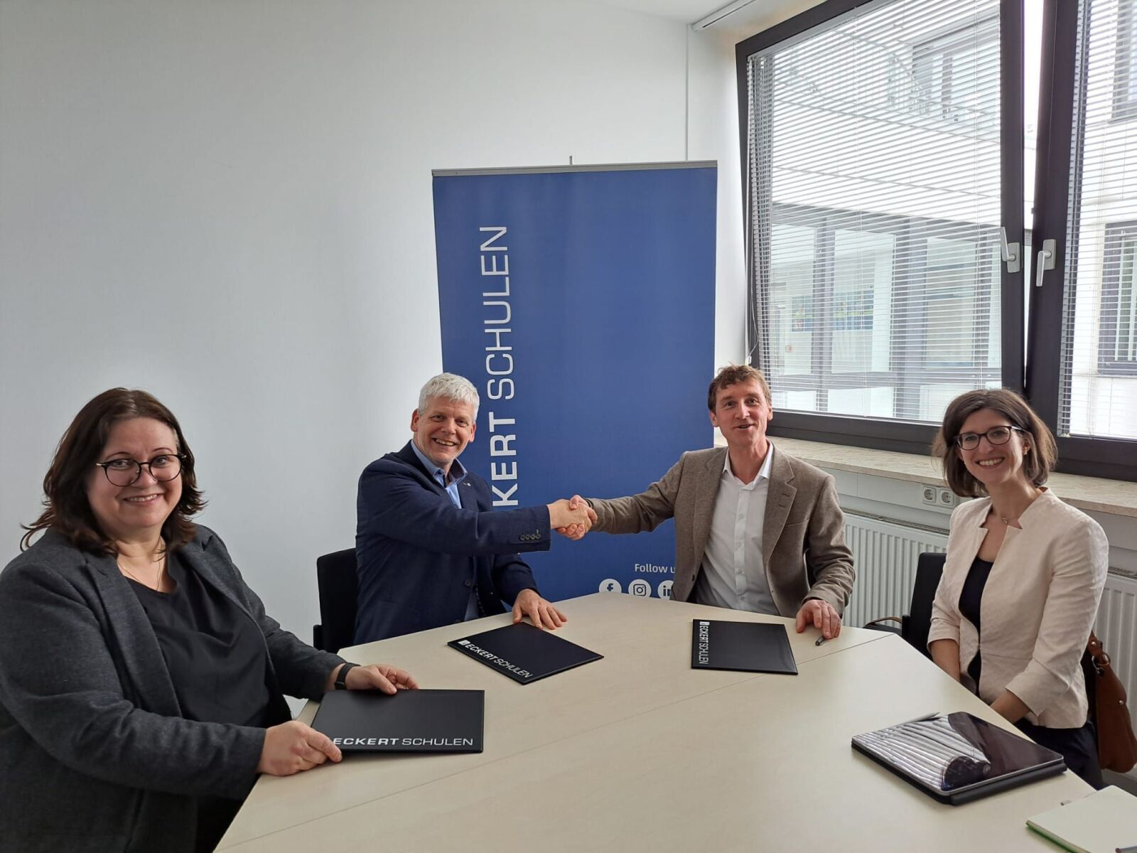Susanne Biek, Markus Johannes Zimmermann, Thorsten Grantner und Inga Theurich bei der Unterzeichnung der Excellence Partnerschaft. Bild: Eckert Schulen